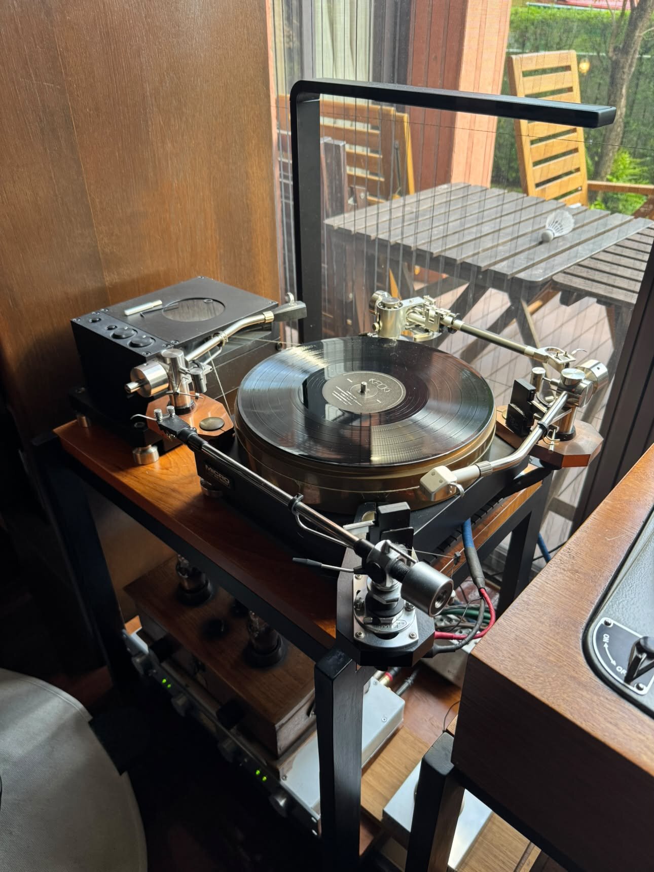 Platine multi-bras avec rack d'électronique à lampes en arrière-plan