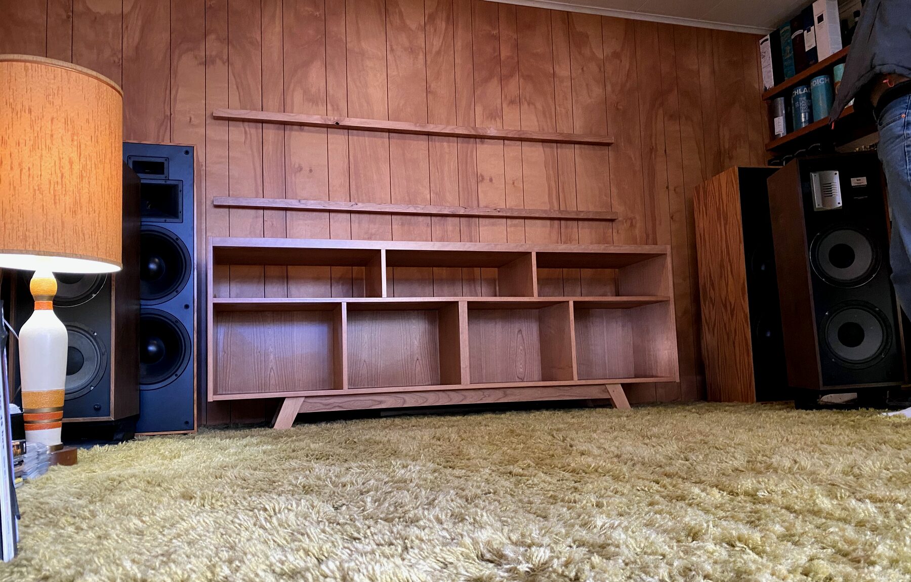 Meuble hi-fi en construction, casiers vides, enceintes de chaque côté