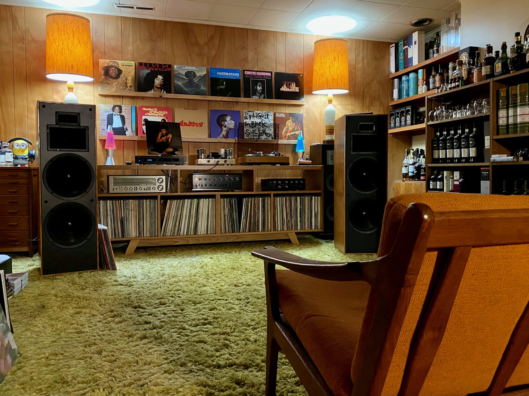 Le même meuble un an plus tard, rempli de disques, ampli à tubes visible