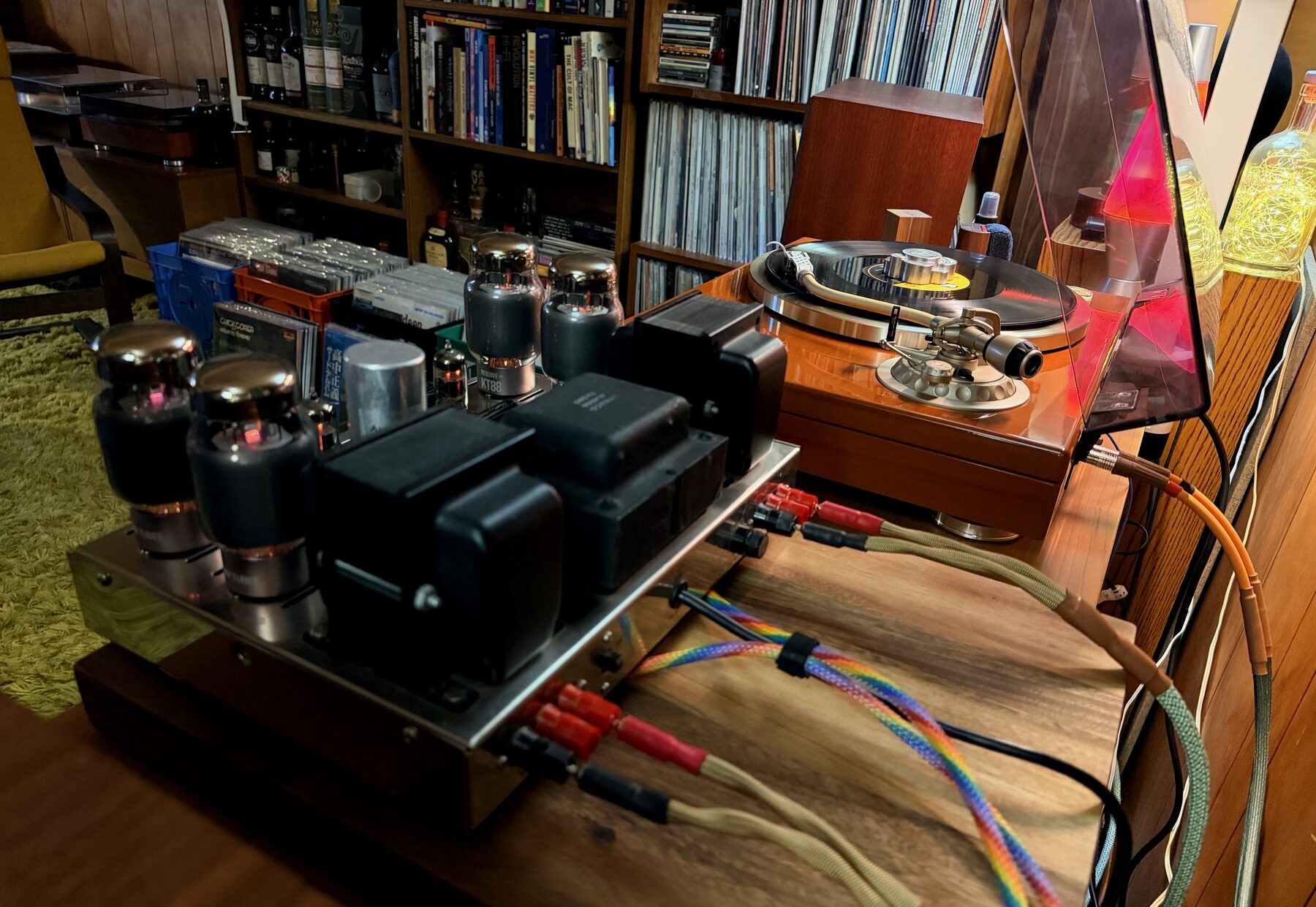 Vue arrière de l'ampli à tubes Dynaco, câblage arc-en-ciel, platine Denon en arrière-plan