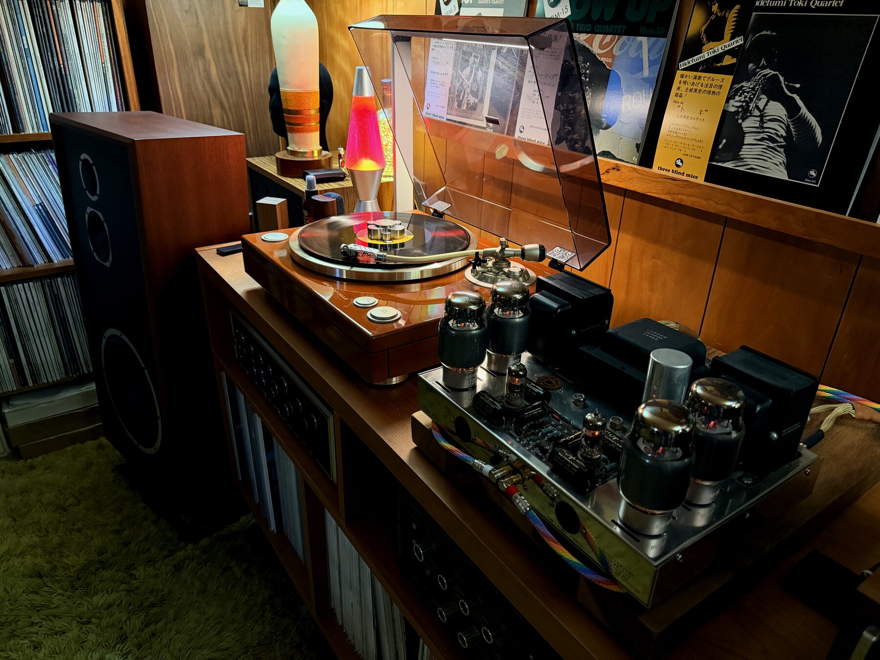 Vue de face du meuble hi-fi, platine Denon, ampli Macintosh, disques japonais Three Blind Mice
