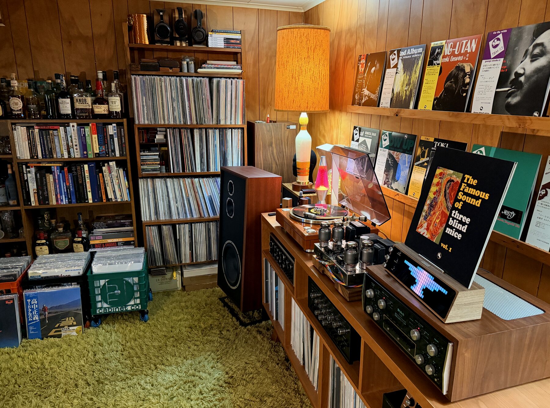 Gros plan sur l'ampli à tubes Dynaco, tubes KT88 allumés, platine Denon en arrière-plan