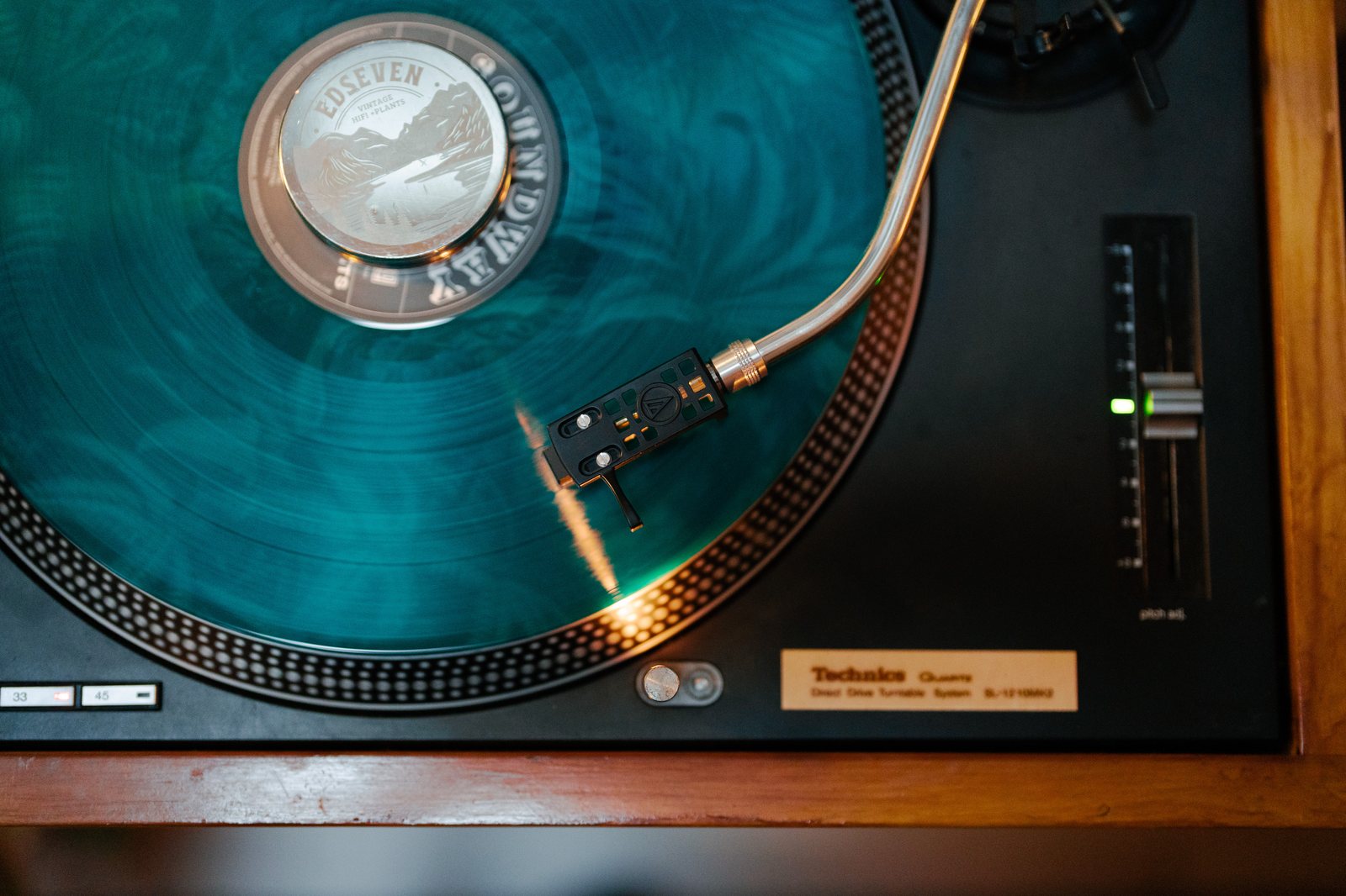 Les deux platines Technics SL-1210, cellule posée sur un disque bleu Edseven