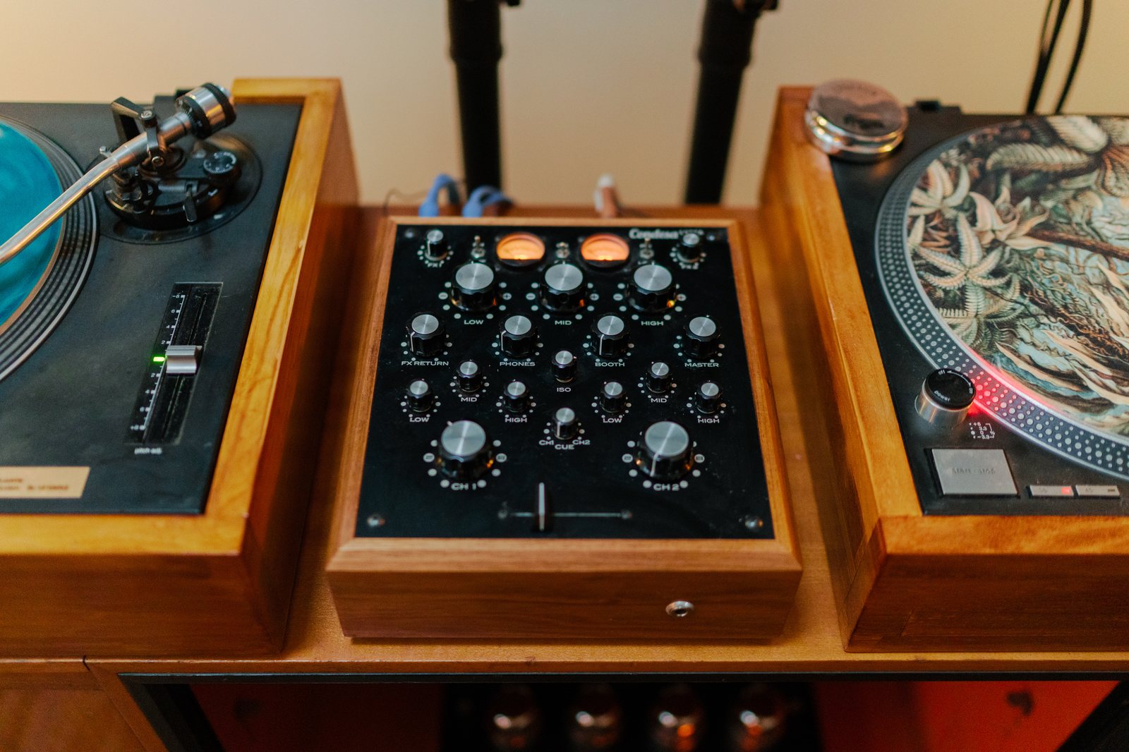 Table de mixage rotative Condesa Lucia X, entre les deux platines