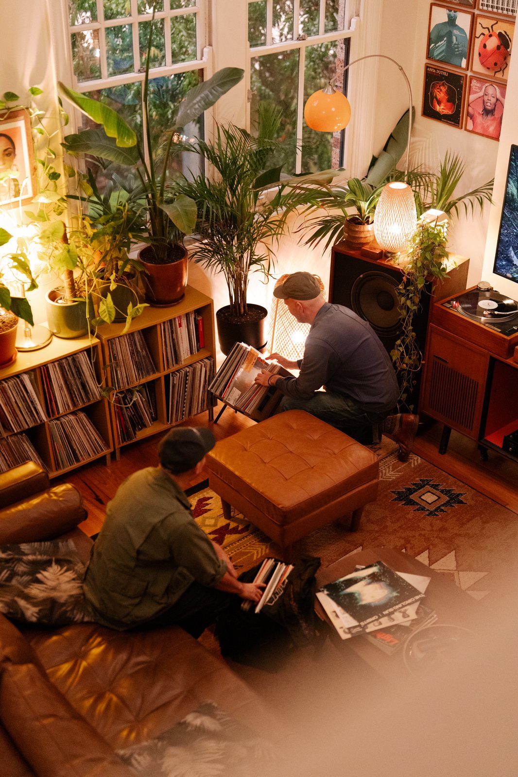 Deux amis assis en train de regarder des disques ensemble