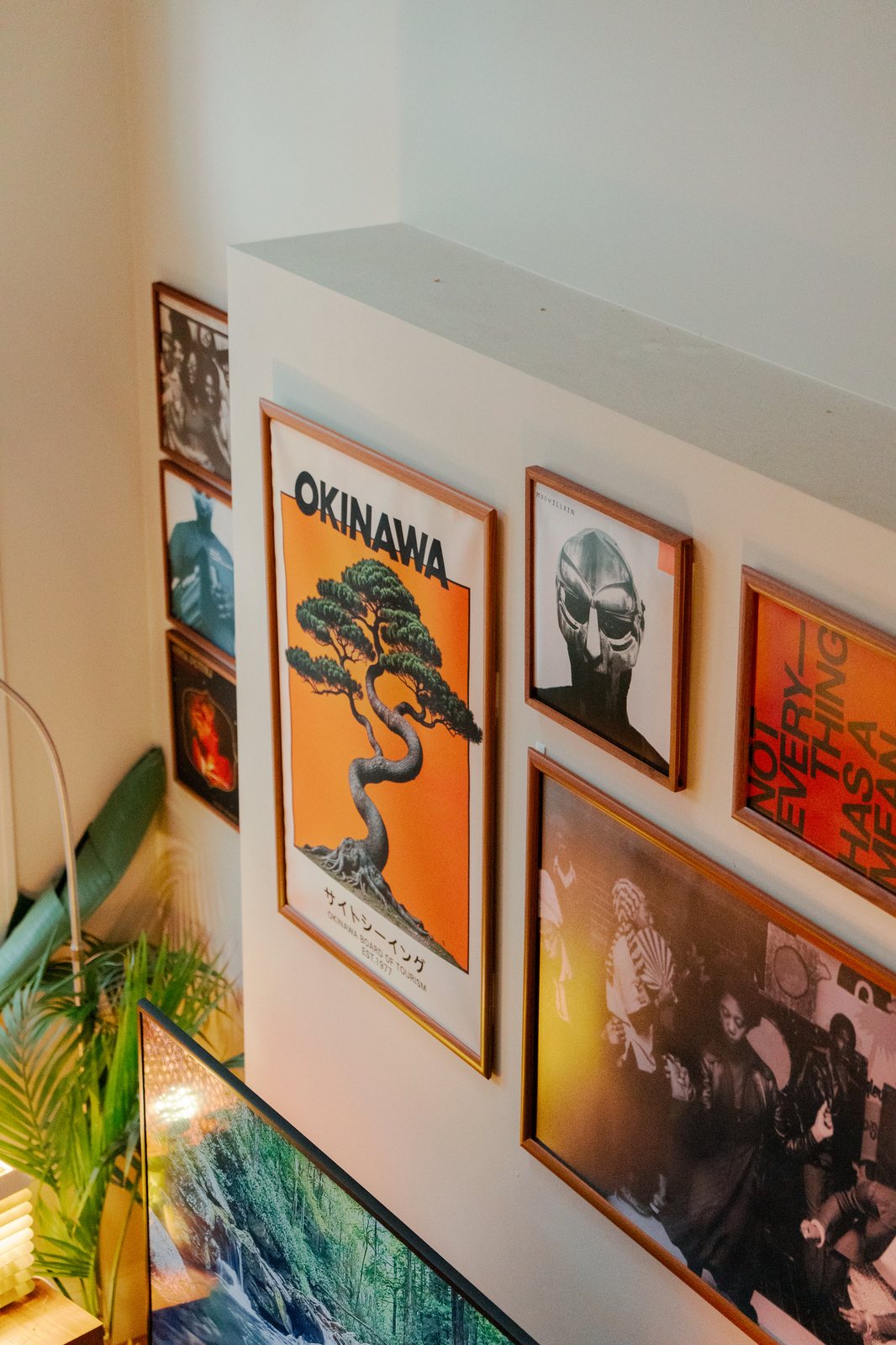 Mur de cadres, affiche Okinawa et pochettes de disques encadrées