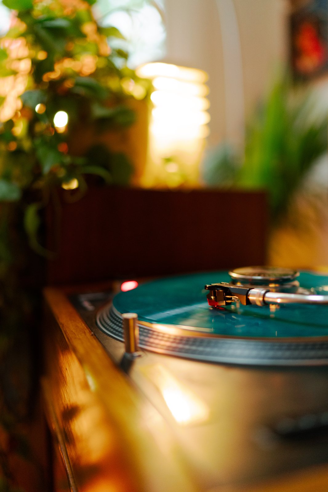 Gros plan sur une platine Technics SL-1210 avec disque bleu Edseven