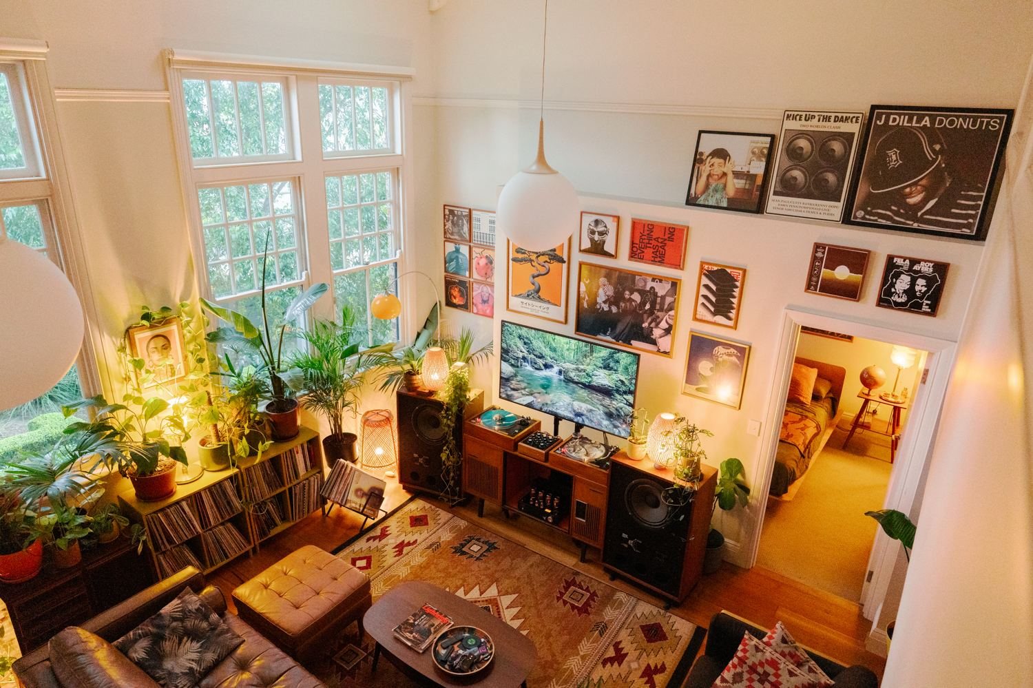 Vue sur le salon depuis la mezzanine, lumière du matin
