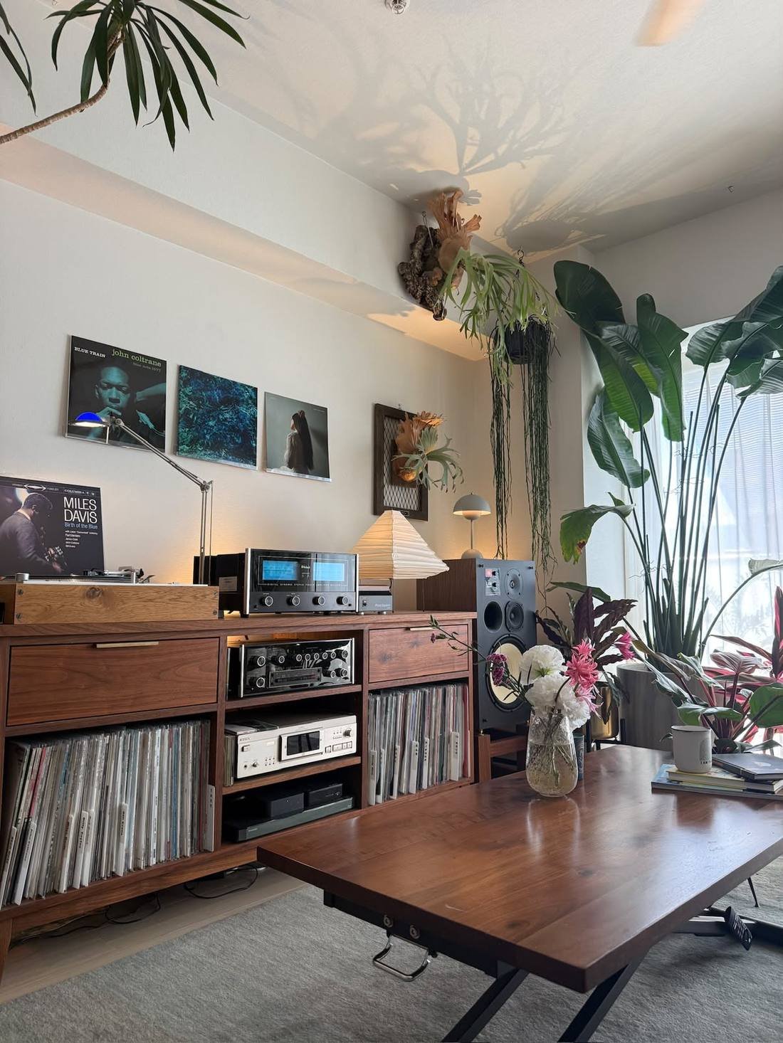 Platine en marche, disque Chet Baker visible, enceinte JBL L100 Classic au premier plan
