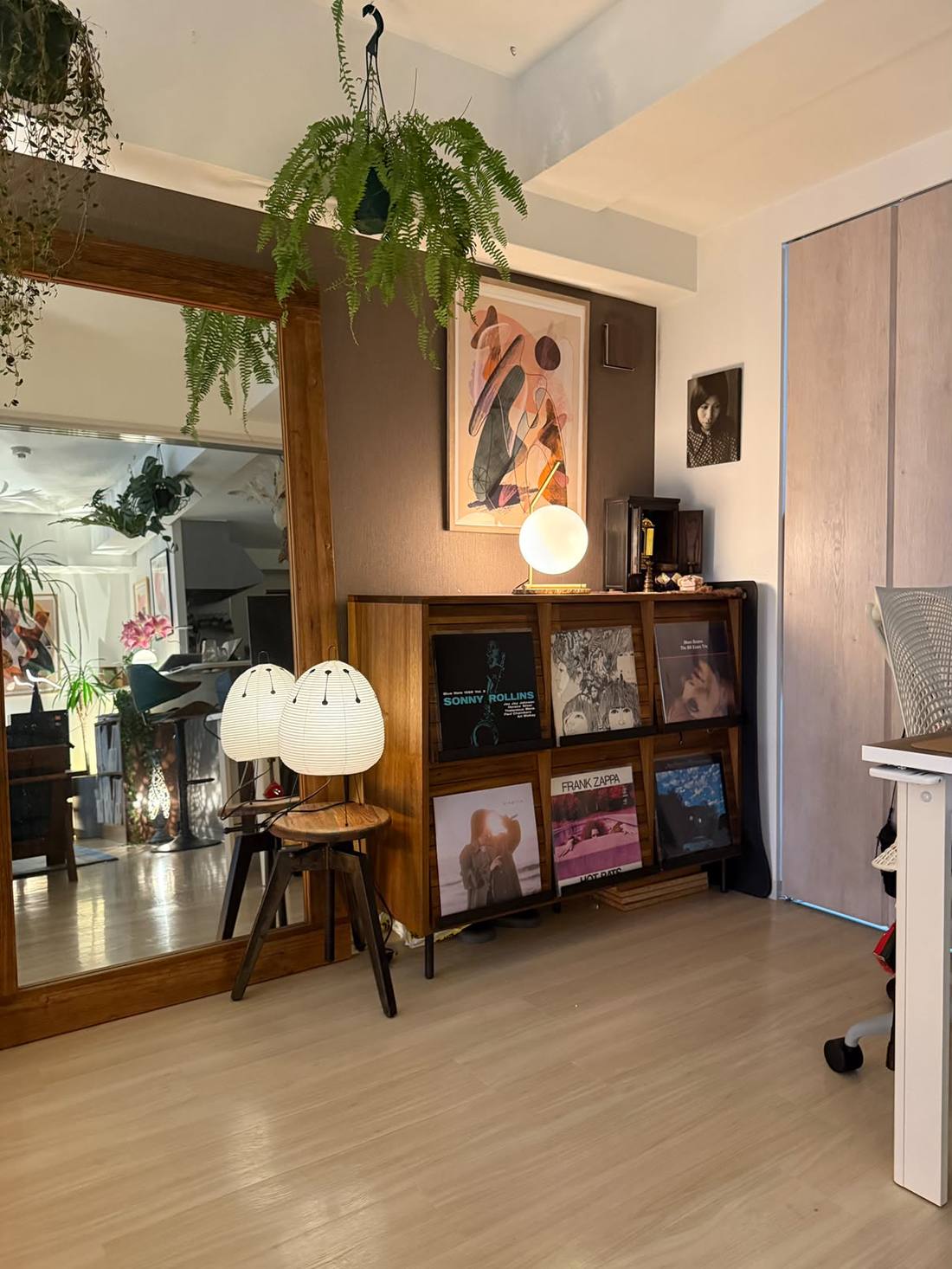 Bibliothèque de vinyles en noyer, tabourets, miroir, lampes Akari